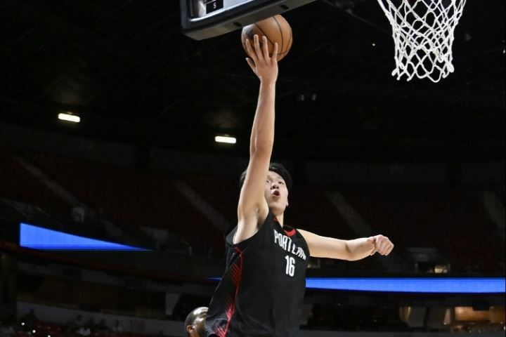 万众瞩目！杨瀚森首秀惊艳表现 直接空降热搜第二