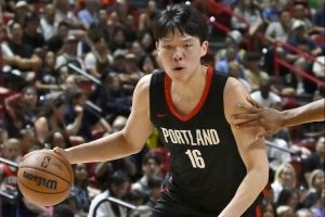 张佳玮：首节杨瀚森没完全跟进节奏 护筐时靠预判和位置感都到位