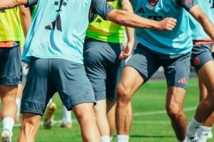 博主社媒晒照：穆勒今日仍在随拜仁进行训练，心情十分不错