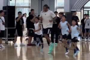 乐在其中！戈登化身训练营教练耐心指导小球员 送大帽&一起做游戏