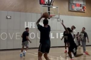 突破&投射&传球样样行！李凯尔社媒晒自己打球视频：投入工作