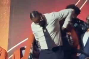 甜瓜儿子基扬为父亲穿上名人堂夹克！詹姆斯INS转发庆祝