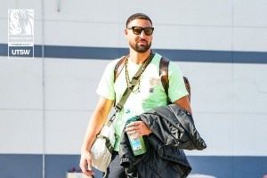 独行侠前往温哥华集训！谁的登机私服最帅气？