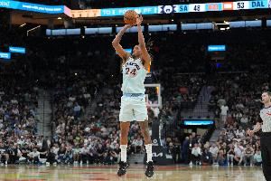 稳定发挥！瓦塞尔半场8中3拿到8分6篮板2助攻 正负值+9