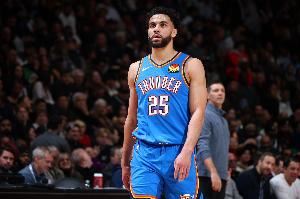 意外伤退！阿杰伊-米切尔半场8中6高效砍下16分1板3助2断1帽