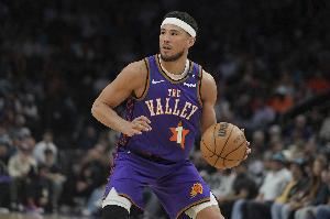 你们也缺真控卫!布克前三场送出17次助攻 出现18个失误