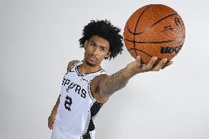 希望无碍!榜眼秀迪伦-哈珀左小腿受伤伤退 回到场边时穿着保护靴