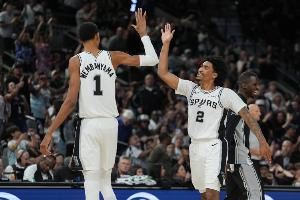 文班:希望哈珀没事 我们都看到了他的表现 打得令人难以置信的好