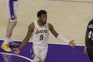 很像老詹啊😂!布朗尼被吹防守犯规 摊手表示不解~