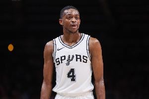 福克斯谈首秀：就是努力打球 球队6胜2负&我不想打乱他们的节奏