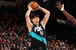 杨瀚森：我们就是在场上执行教练的安排 然后打好自己的篮球